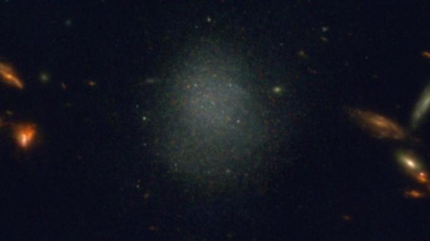 Una imagen compuesta en color de PEARLSDG realizada con datos JWST NIRCAM. Las estrellas individuales son visibles como pequeños puntos de luz en la imagen.