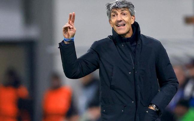 Imanol da instrucciones a sus jugadores durante el partido de este jueves en Pilsen. / EFE / MARTIN DIVISEK
