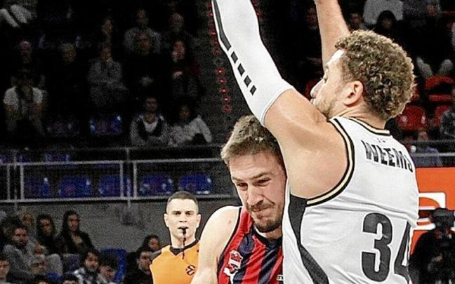 Marinkovic intenta avanzar ante la oposici&oacute;n de Weems durante el duelo de ida en el Buesa. | FOTO: PILAR BARCO