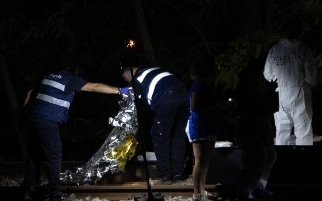 Equipos de emergencia retiran el cuerpo de uno de los fallecidos. Equipos de emergencia retiran el cuerpo de uno de los fallecidos.