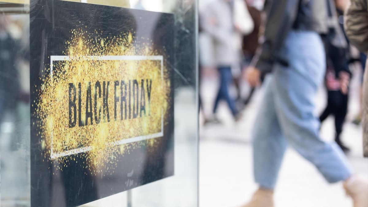 Un escaparate avisa de los descuentos durante Black Friday.