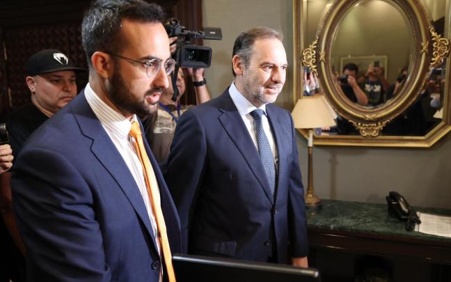 El presidente de la comisión de investigación del Parlamento de Canarias sobre la compra de material sanitario, Raúl Acosta, y el exministro de Transportes, José Luis Ábalos, a su llegada a la cámara regional / EP El presidente de la comisión de investigación del Parlamento de Canarias sobre la compra de material sanitario, Raúl Acosta, y el exministro de Transportes, José Luis Ábalos, a su llegada a la cámara regional