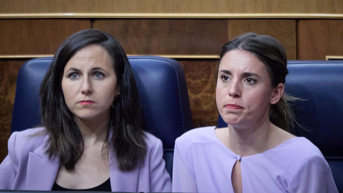 L Ione Belarra e Irene Montero, durante la sesión plenaria en el Congreso de los Diputados.