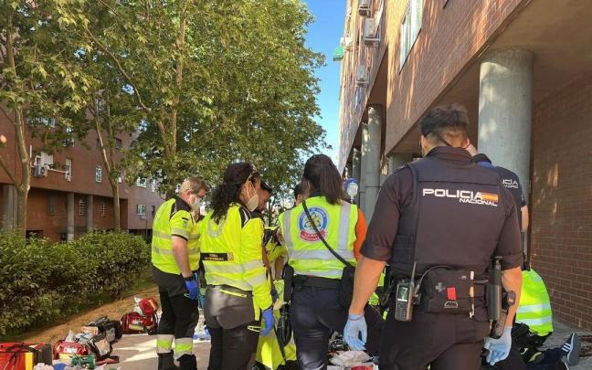 Los servicios de emergencia tras rescatar a la mujer.