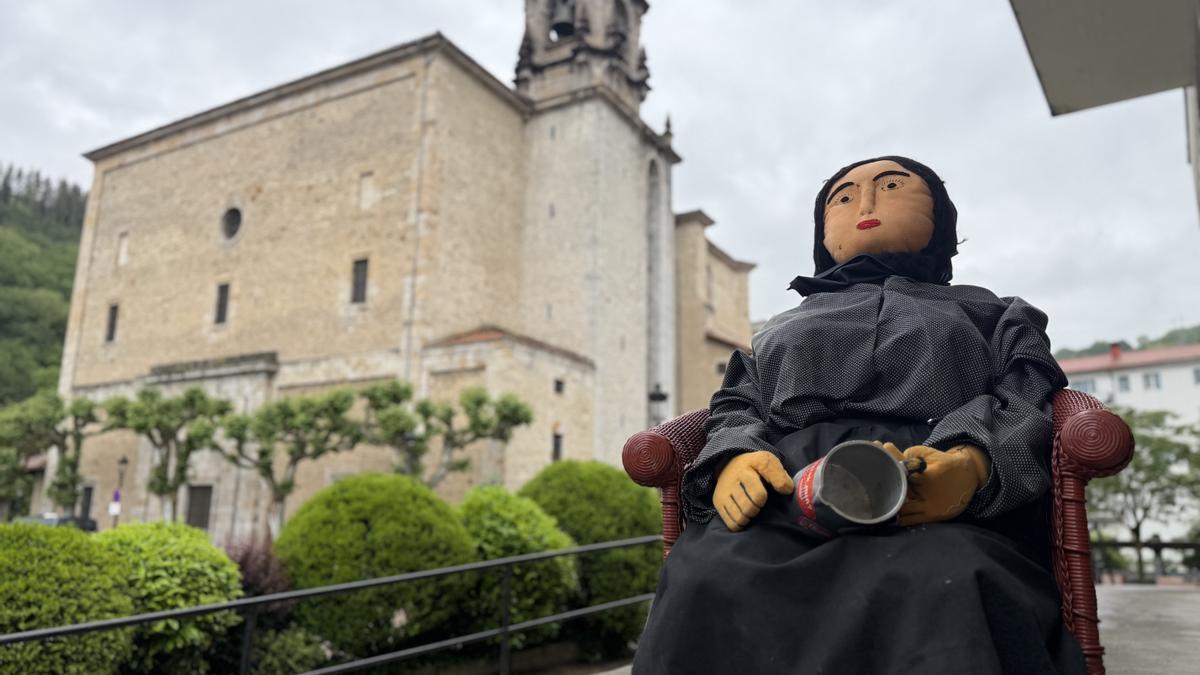 Bitorianatxo se prepara para protagonizar su descenso desde la torre del campanario de la iglesia de Santa Marina.