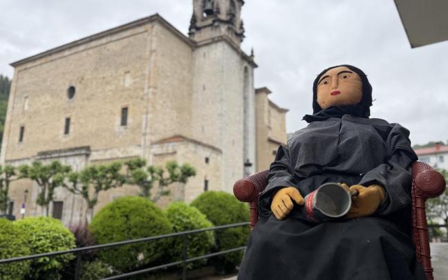 Bitorianatxo se prepara para protagonizar su descenso desde la torre del campanario de la iglesia de Santa Marina.