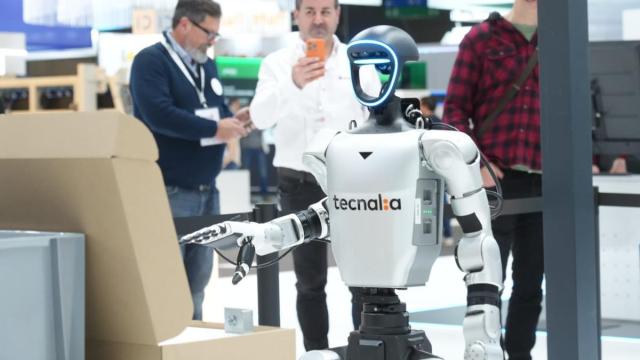 Un robot diseñado por Tecnalia, en el stand del centro.