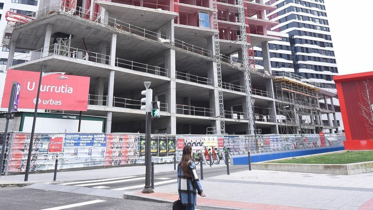 La torre parada con el cartel de Urrutia y Urbas en lo alto de la construcción y abajo.