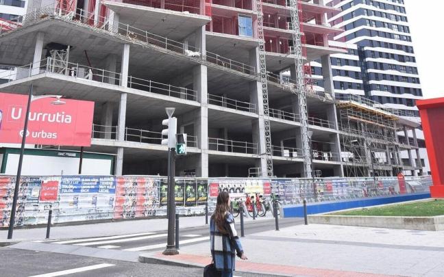La torre parada con el cartel de Urrutia y Urbas en lo alto de la construcción y abajo.