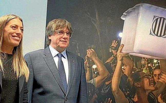 La portavoz de Junts en el Congreso, Míriam Nogueras, junto a Carles Puigdemont, reivindicando el 1-O. | FOTO: EFE