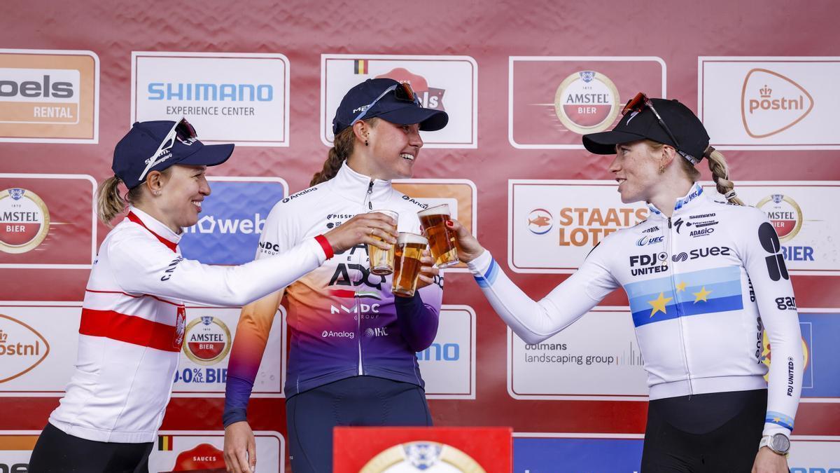 Blasi, vencedora, con Newiadoma y Vollering.