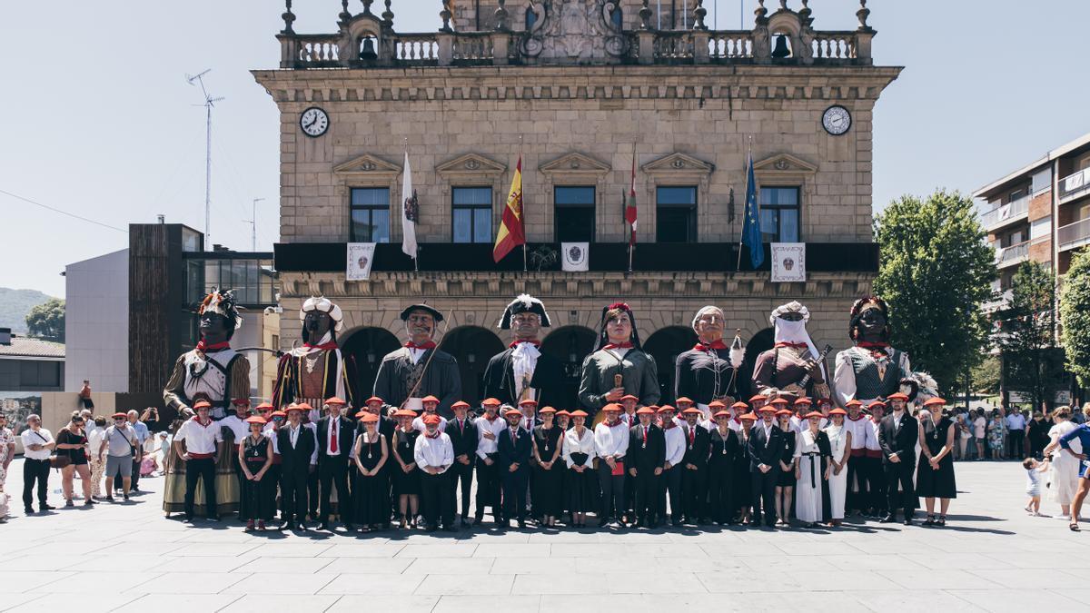 La Comparsa de Gigantes y Cabezudos de la Irungo Atsegiña el pasado 29 de junio, día de San Pedro, junto a la corporación municipal.