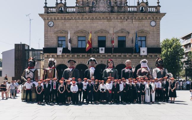 La Comparsa de Gigantes y Cabezudos de la Irungo Atsegiña el pasado 29 de junio, día de San Pedro, junto a la corporación municipal.