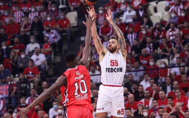 James lanza a canasta en un partido