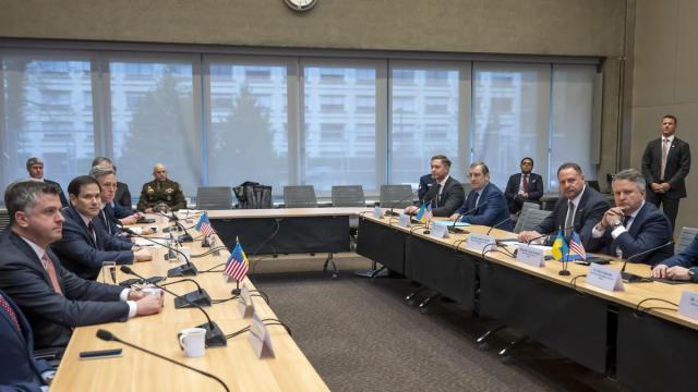 Las delegaciones de EE.UU. y Ucrania en las negociaciones en Ginebra.