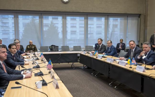 Las delegaciones de EE.UU. y Ucrania en las negociaciones en Ginebra.