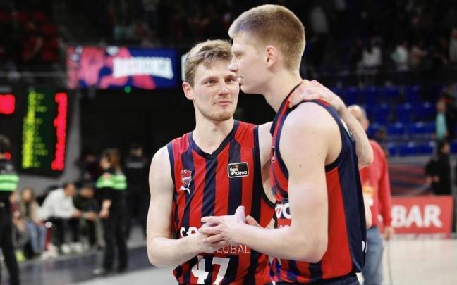 Kurucs felicita a Savkov por sus primeros puntos como azulgrana al término del encuentro