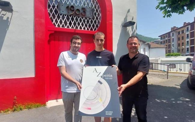 Los autores de la obra posan con su trabajo frente a la plaza de toros de Azpeitia / N.G. Los autores de la obra posan con su trabajo frente a la plaza de toros de Azpeitia