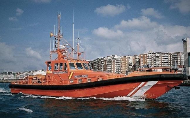 'Salvamar Deneb' de Salvamento Marítimo, que participa en la búsqueda del tripulante desaparecido.