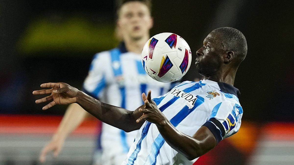 Traoré controla un balón con el pecho. / EFE/ALEJANDRO GARCÍA