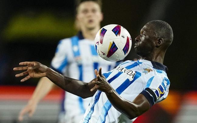 Traoré controla un balón con el pecho. / EFE/ALEJANDRO GARCÍA
