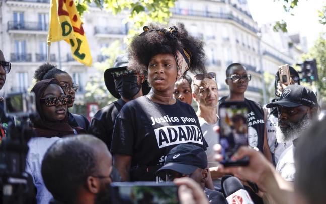 La hermana de Adama Traoré durante la concentración convocada en el centro de París La hermana de Adama Traoré durante la concentración convocada en el centro de París