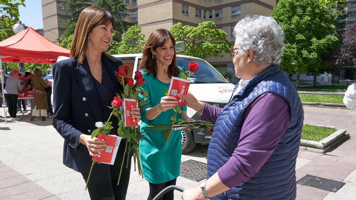 Idoia Mendia reparte rosas este viernes junto a la alcaldesa de Vitoria, Maider Etxebarria.