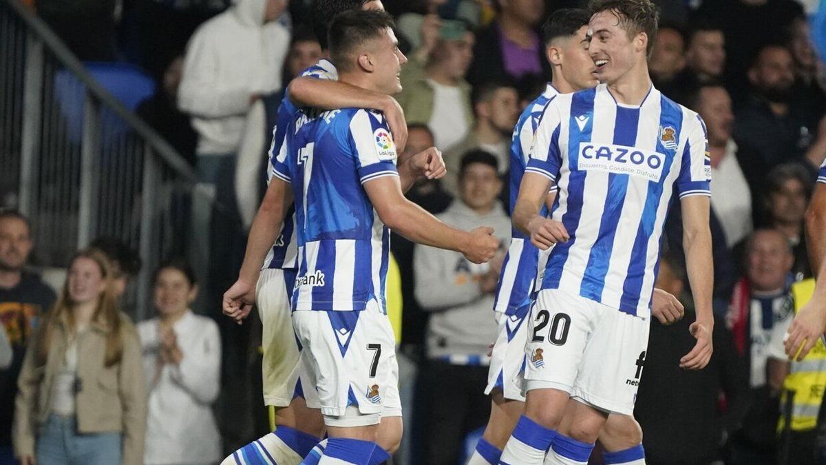 Los jugadores realistas celebran el gol de Barrenetxea ante el Real Madrid, el martes de la semana pasada en Anoeta. / RUBEN PLAZA