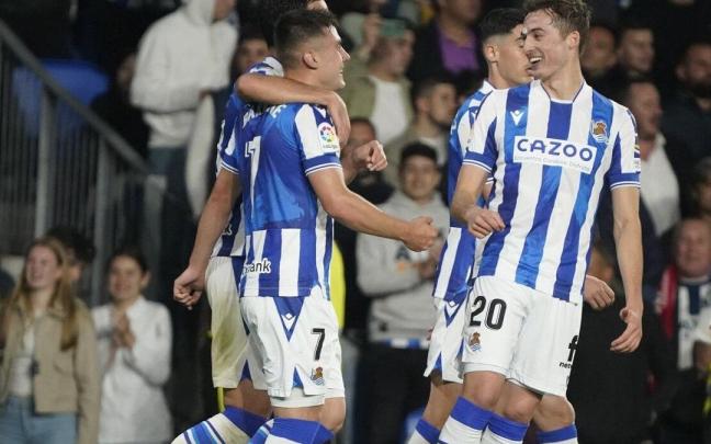 Los jugadores realistas celebran el gol de Barrenetxea ante el Real Madrid, el martes de la semana pasada en Anoeta. / RUBEN PLAZA