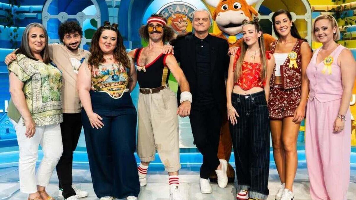 Los representantes de los pueblos que ayer compitieron en el 'Grand Prix' junto con los colaboradores habituales