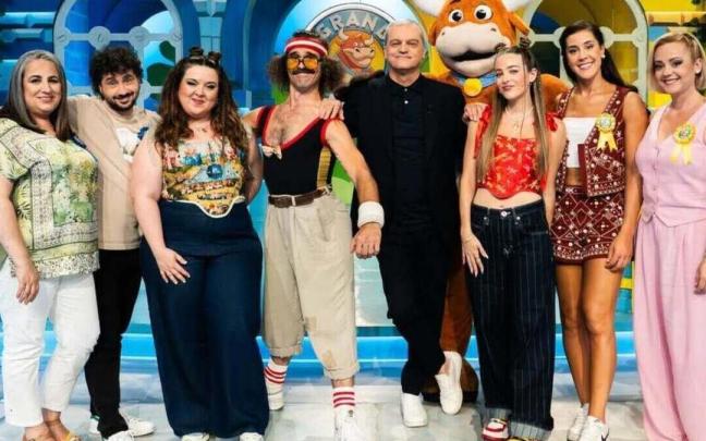 Los representantes de los pueblos que ayer compitieron en el 'Grand Prix' junto con los colaboradores habituales