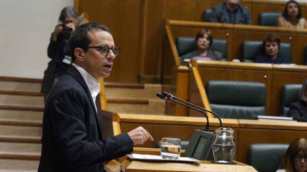 Pello Otxandiano, durante su discurso ante el Parlamento Vasco en el pleno de política general.