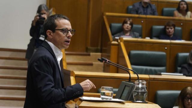 Pello Otxandiano, durante su discurso ante el Parlamento Vasco en el pleno de política general.
