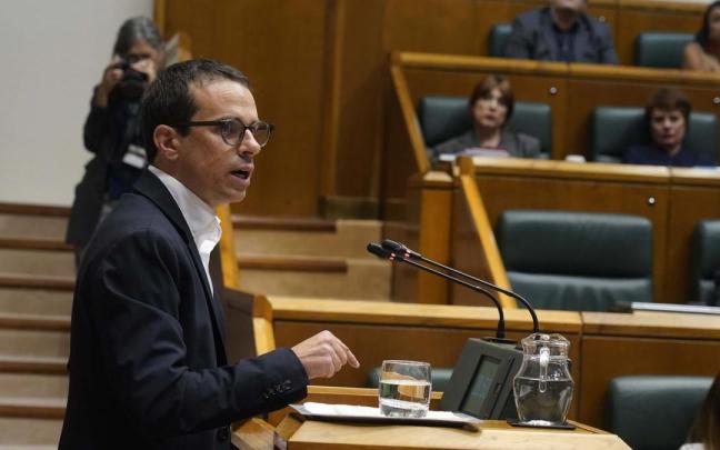 Pello Otxandiano, durante su discurso ante el Parlamento Vasco en el pleno de política general.