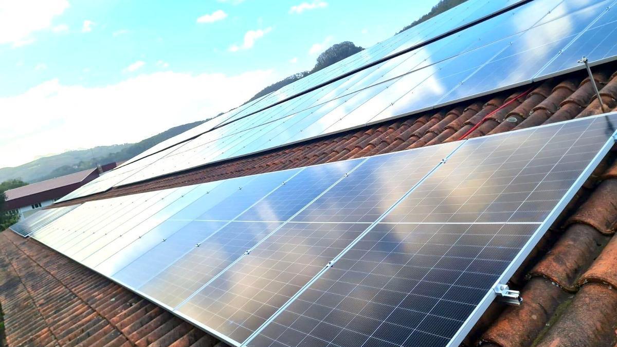 Instalación fotovoltaica en el tejado de un polideportivo.