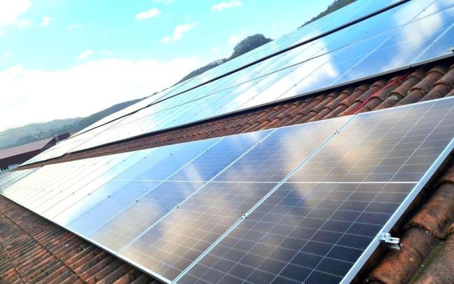 Instalación fotovoltaica en el tejado de un polideportivo.