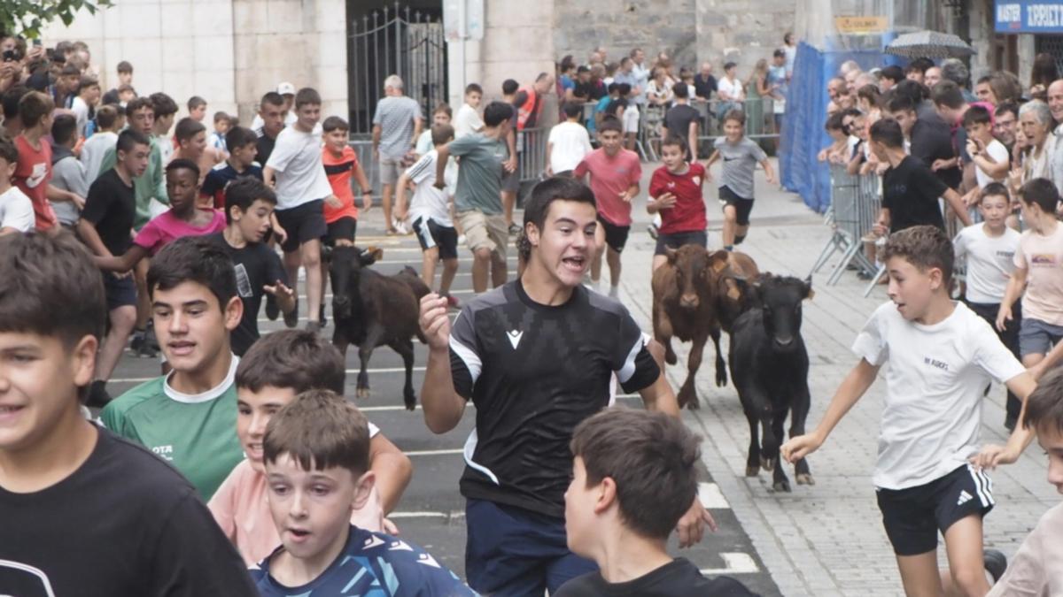 Las calles serán escenario de las carreras de los más pequeños ante los astados, como sucedió en las fiestas de San Ignacio.