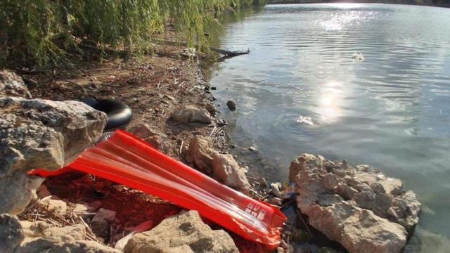 La balsa de La Morea, en Beriáin, donde fueron rescatados los dos jóvenes con síntomas de ahogamiento.