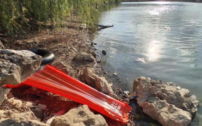 La balsa de La Morea, en Beriáin, donde fueron rescatados los dos jóvenes con síntomas de ahogamiento.