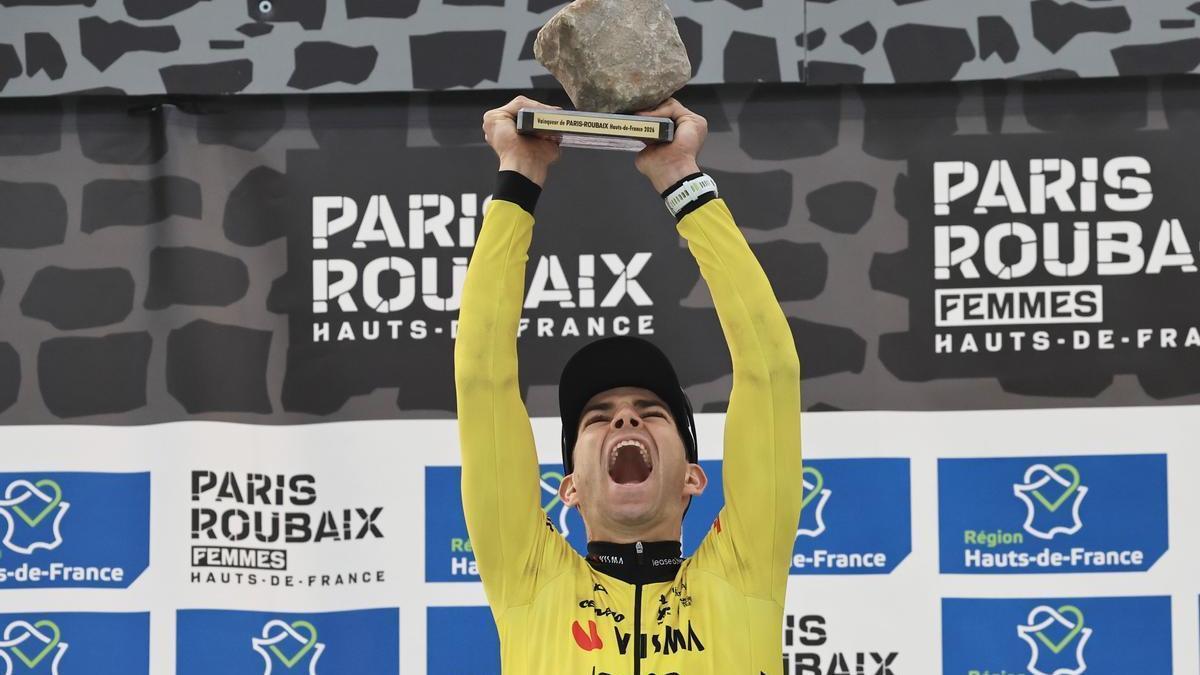 Van Aert celebra la victoria.