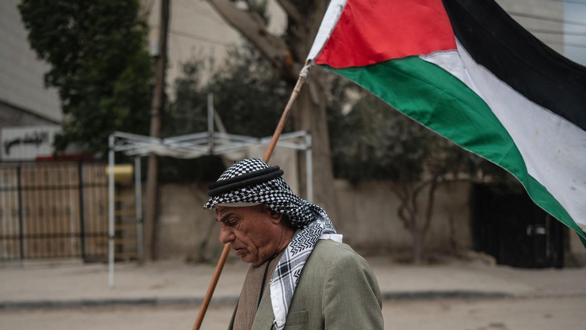 Un activista palestino con su bandera en Yenín (Cisjordania).