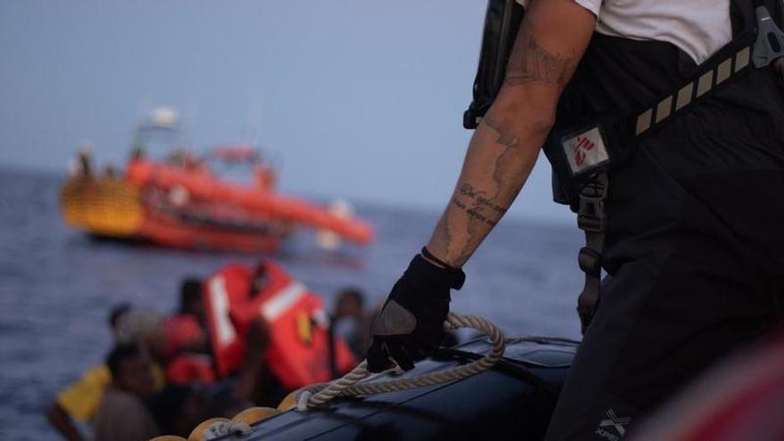 El barco de la ONG española Open Arms rescata a una barcaza en el Mediterráneo.