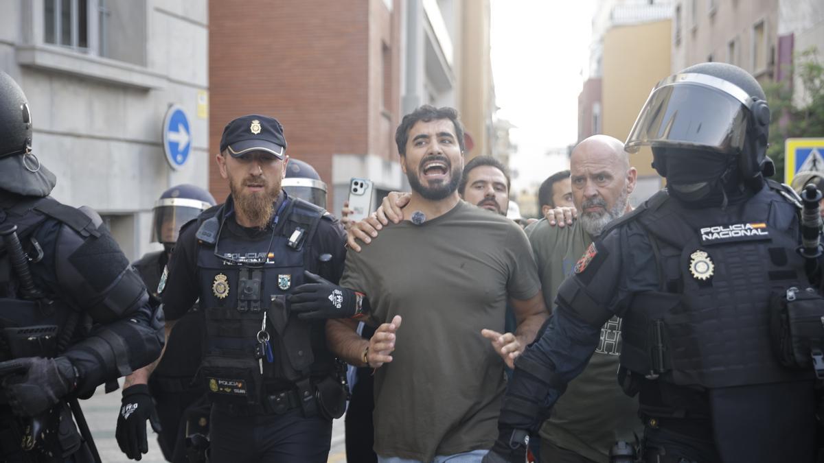 El eurodiputado y líder de Se Acabó la Fiesta (SALF), Luis 'Alvise' Pérez, es increpado y escoltado por la Policía Nacional, a 1 de agosto de 2026, en Ceuta.