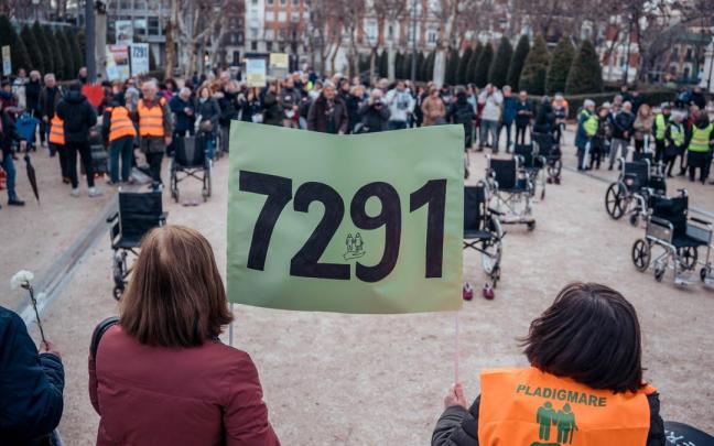 Foto de archivo de una concentración en recuerdo a las víctimas en residencias de Madrid en pandemia.