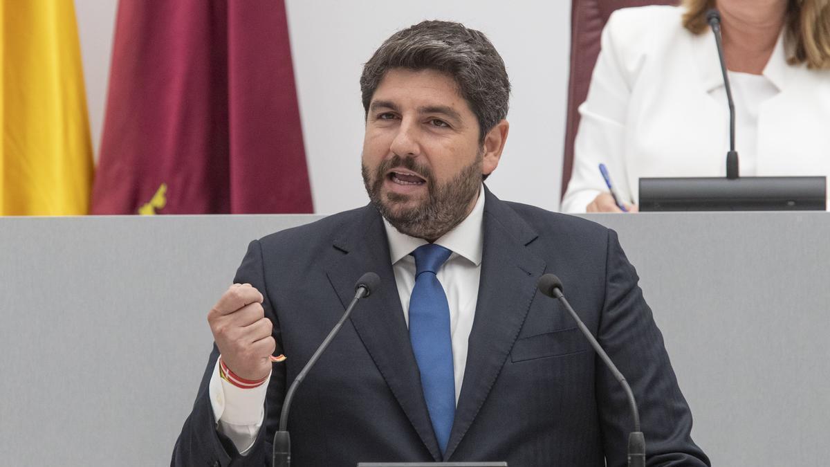 El candidato del PP a presidir la Región de Murcia, Fernando López Miras, durante su discurso de investidura.