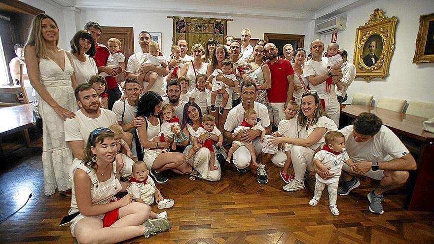 Los nacidos en el año 2022 recibieron el pañuelo de Gares de parte del Ayuntamiento.