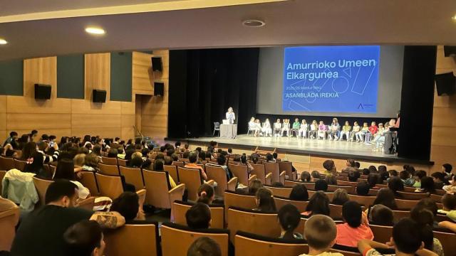 Asamblea del foro infantil de Amurrio celebrado en el teatro municipal