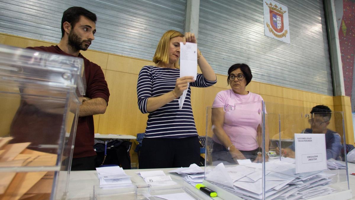 Recuento de votos en el polideportivo de Berriozar. Foto: Paxi Cascante