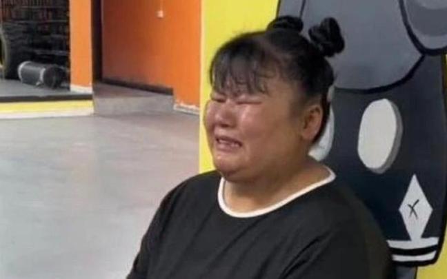 La popular 'influencer' china Cuihua durante uno de sus entrenamientos en el campamento. La popular 'influencer' china Cuihua durante uno de sus entrenamientos en el campamento.