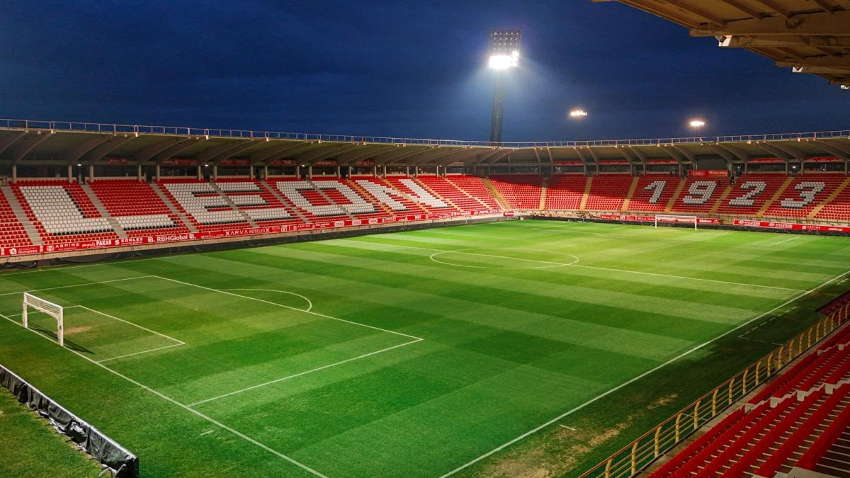 Actual aspecto que presenta el estadio Reino de León, con capacidad para 13.451 aficionados y que la próxima semana visita el Athletic. / CULTURAL LEONESA